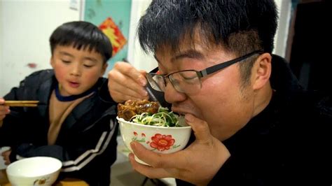 老婆视角，徐大sao的啤酒鸡配家常小炒，吃一碗米饭都能把人看饿！【徐大sao】