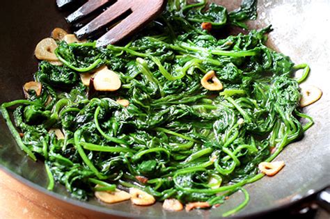 Patatas nuevas con sofrito verde - Recetas de Esbieta