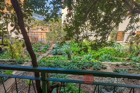 Chorvatsko,Sibenik - Dvoupokojový byt ve dvou patrech se nachází v ...