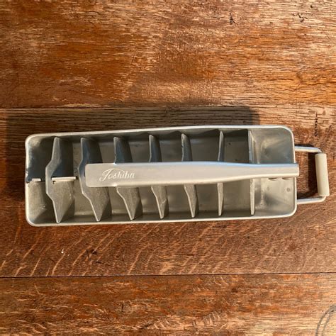 昭和レトロなアルミ製の製氷皿 アイストレイ | ちいさな古道具屋さん[snooze]