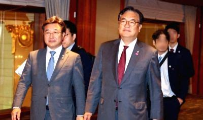 Rival party lawmakers of S.Korea meet with Japanese Prime Minister Kishida