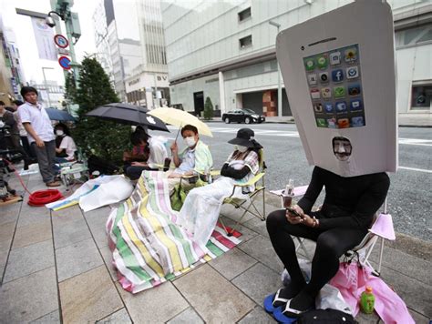 Apple iPhone 5 Mania Begins: Fans Camp Outside Retail Outlets [PHOTOS ...