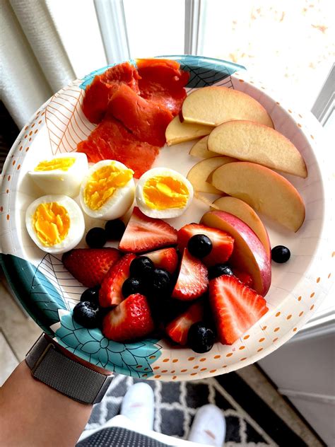 296 calorie lunch!! (2oz smoked salmon, 2 boiled eggs, 1/2 gala apple ...