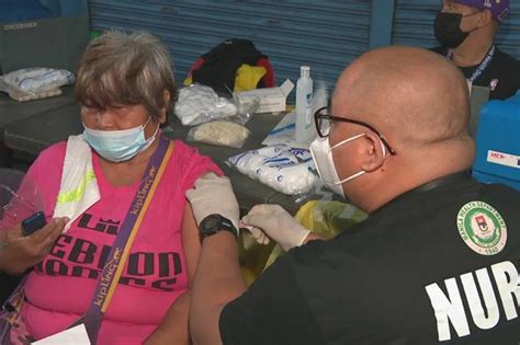 Mga vendor, kargador, trabahador sa night market sa Divisoria ...