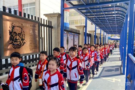 宁波鄞州白鹤中队悉心守护“最美上学路”