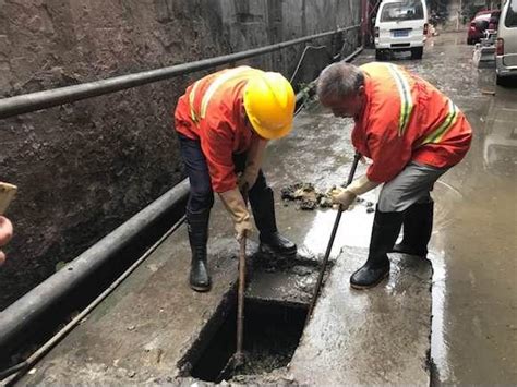 下水道排管被粪便堵塞臭水四溢 市政工人冒雨疏通3小时_大渝网_腾讯网