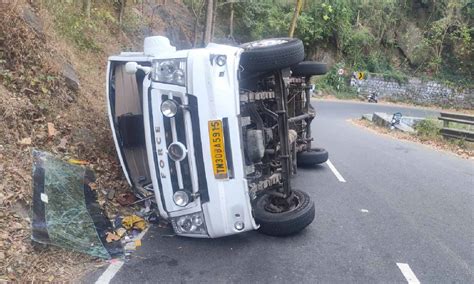 2 kids among 12 tourists from Chennai injured as van overturns on ...