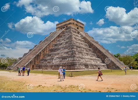 Chichen Itza Mexico Avr 2022 : Pyramide Du Temple Kukulcan El Castillo ...