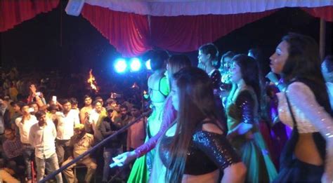 नवरात्रि की सप्तमी पूजा में अश्लील डांस, उड़ाए गए पैसे... काशी के ...