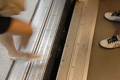 上海乘客陷入地铁站台缝隙受伤(组图) 世相万千 烟台新闻网 胶东在线 国家批准的重点新闻网站