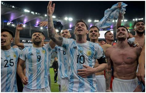 捧杯时刻！梅西高举大力神杯 阿根廷第三次夺得世界杯冠军_最佳球员_集体_披风