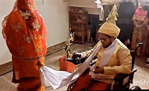 मोहब्बत जिंदाबाद! आगे चली दुल्हन, पीछे व्हील चेयर पर बैठे दूल्हे ने लिए ...