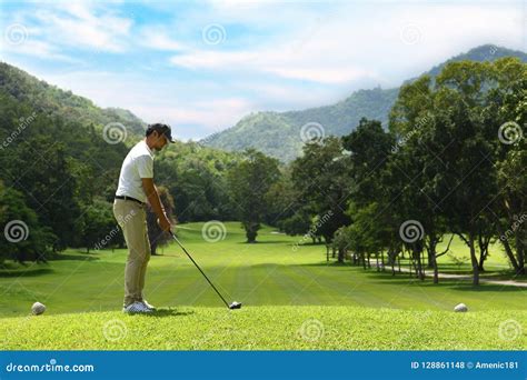 Playing Golf 的图像结果