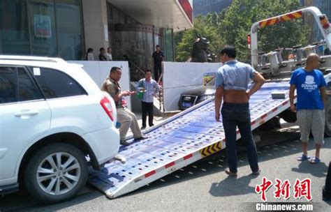 银行停车位多辆私家车被拖走 警察：你去找领导-搜狐新闻