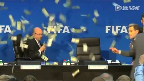 FIFA撒钱哥：那些钱是真钞 还原真实的布拉特_体育_腾讯网