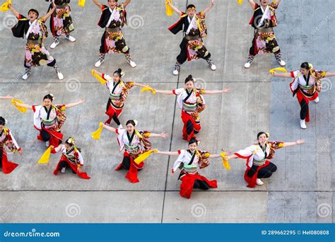 Japanese Dancers in Traditional Kimonos. Young Women and Men in ...