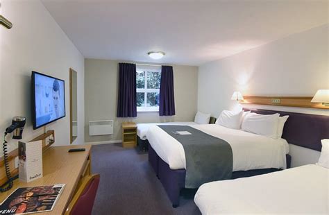 HOLMFIELD ARMS HOTEL (Wakefield) - Hotel Reviews, Photos, Rate ...