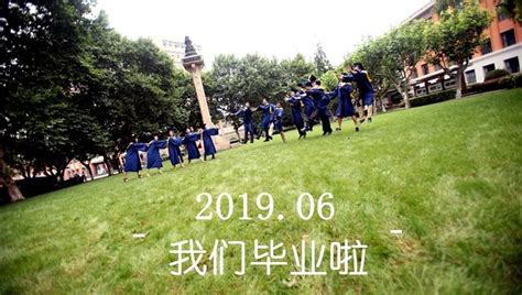 同济大学2021届毕业典礼上，老师们用3小时为现场每位毕业生拨穗