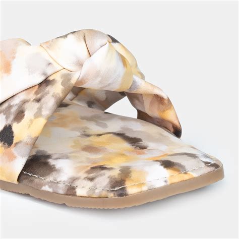 WOMEN TAN PRINTED STRAP FLAT CHAPPALS – Sylcon Shoes