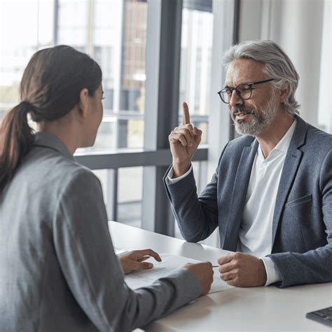 Interviewer Interviewee 的图像结果