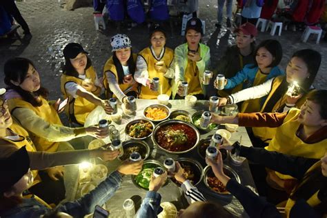 【潮州山哥】深山小溪，一家人野炊吃雞，農村人的聚會方式，很愜意 - YouTube