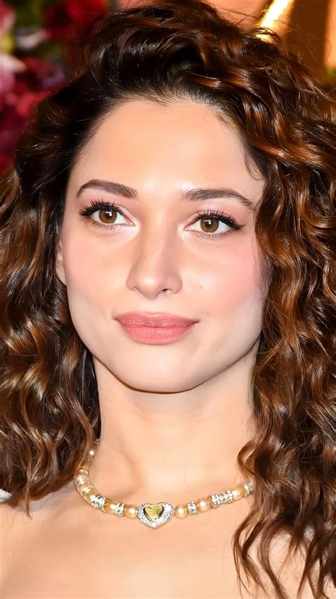 Tamannaah Bhatia: వైట్ ఫ్రాక్ లో మెరుపుతీగలా.. మెరిసిపోతున్న తమన్నా ...