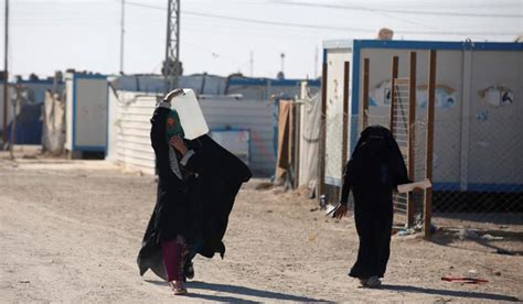 Iraq returning displaced civilians from camps to unsafe areas