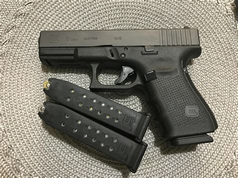 Glock Model 19 9mm Gen 4 with Clips Weapon Compact Handgun Picture ...