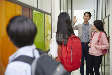 学校走廊里和学生打招呼的老师高清图片下载-正版图片502143735-摄图网