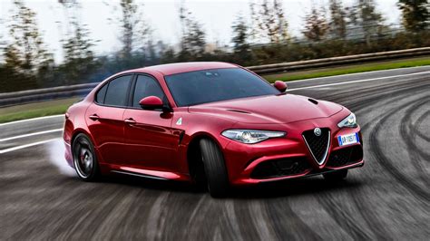Video Prova: Alfa Romeo Giulia Quadrifoglio: test drive in pista - MotorBox