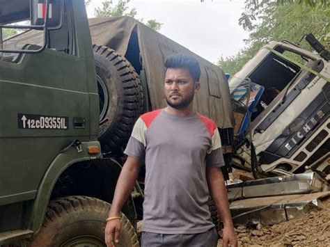 रामगढ़ में आर्मी की गाड़ी को ट्रेलर ने मारी टक्कर, बाल-बाल बचे 15 जवान ...