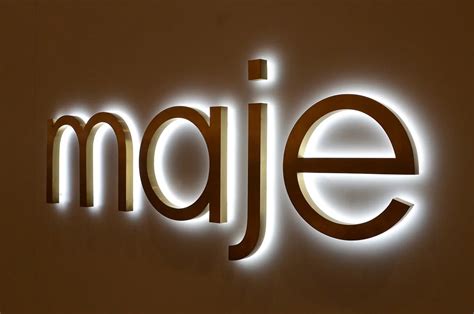 Signage Illumination Styles: Front-Lit vs Back-Lit Signages