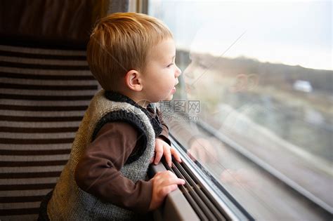 从车窗向外看的小男孩高清图片下载-正版图片501470794-摄图网