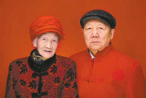 南充八旬老夫妻拍情侣照 纪念70年白金婚-搜狐新闻