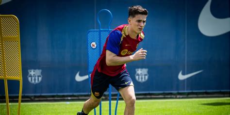 Gavi is already training on the field with his cleats!