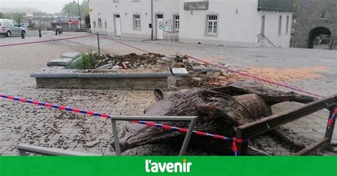 Accident spectaculaire à l'aube: la sculpture du sanglier "Hubert ...