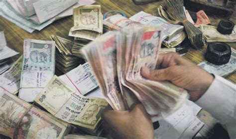 डॉलर के मुकाबले रुपया तीन पैसे मजबूत - India TV Hindi