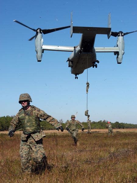 ホバリングするMV22オスプレイ・…：垂直離着陸機V22オスプレイ 写真特集：時事ドットコム