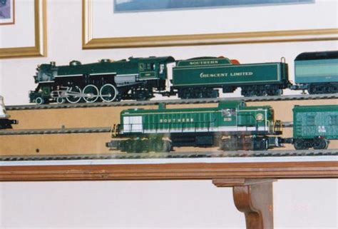 Model Train Layout Near Ceiling 的图像结果