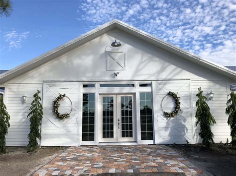 Barn Front View 的图像结果