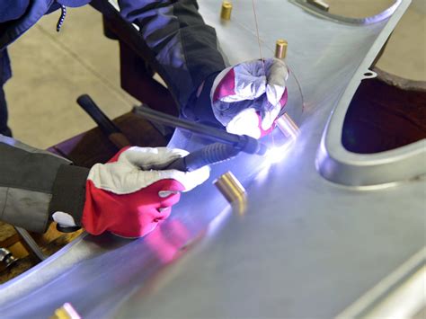 Original Porsche Crest | Porsche Classic | Porsche International