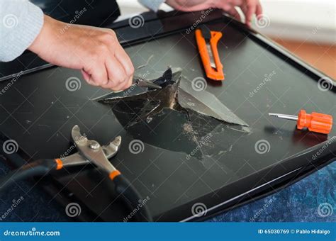 Hand Next to Broken Computer 的图像结果