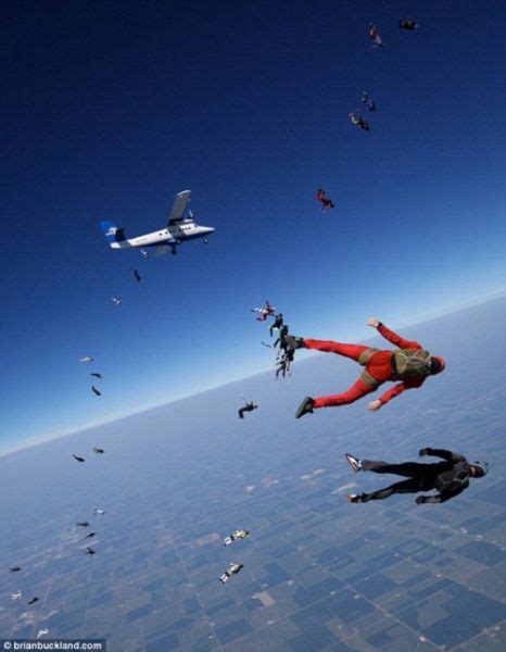 138人美国上空携手跳伞刷新世界纪录(图)_新浪教育_新浪网