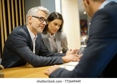 3 People Meeting 的图像结果