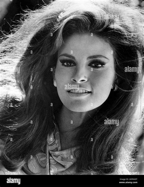 1967 raquel welch Schwarzweiß-Stockfotos und -bilder - Alamy
