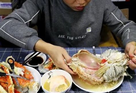 男子在青岛买“帝王蟹”，12斤花了699元，掰开后：这叫人咋吃？|帝王蟹|蟹腿|蟹肚_新浪新闻