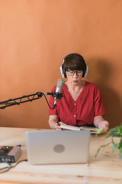 Man Using Phone Side View 的图像结果