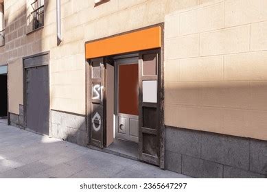 Street Small Commercial House 的图像结果