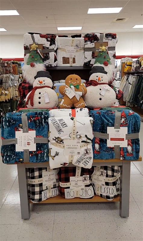 Tjmaxx Watchung NJ 2022 Christmas Day 🎄🎁 My Job BEDDING DISPLAY | Tj maxx decor, Hello kitty ...