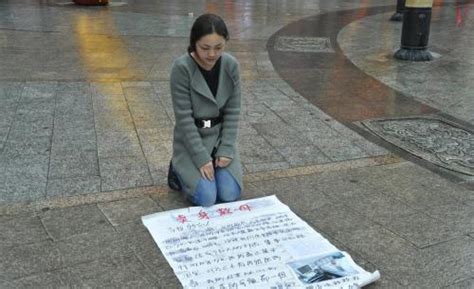 母亲遇车祸昏迷不醒 女子下跪欲卖身十年救母_新闻_腾讯网
